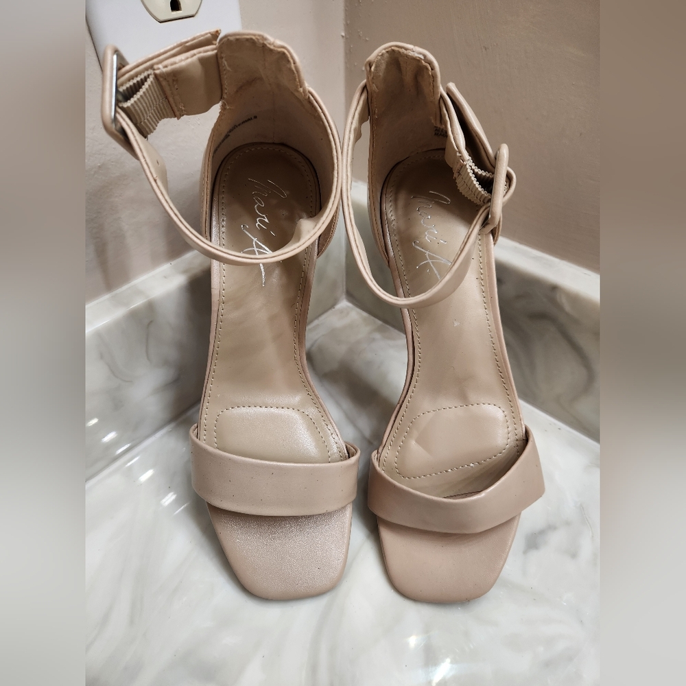Mari A. Nude / Taupe Color block heels size 7